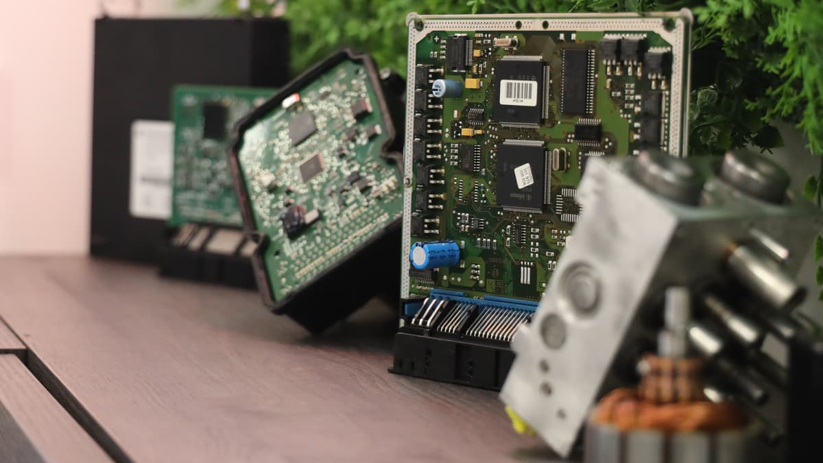 EDC16CP33 Motorsteuergerät Reparatur für Nissan X-TRAIL II, QASHQAI und Primastar bei Revonik GmbH – Fachgerechter Service zur Wiederherstellung der Motorsteuerung und Fahrzeugleistung.